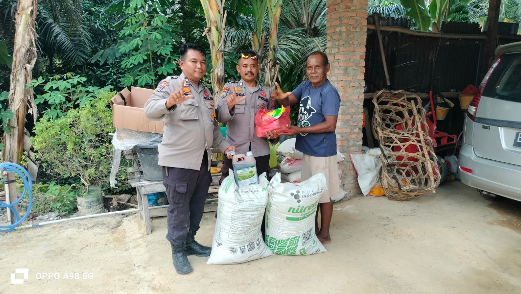 Dukung Program Ketahanan Pangan Nasional, Polsek Minas Salurkan Bantuan Pupuk dan Bibit Jagung kepada Kelompok Tani