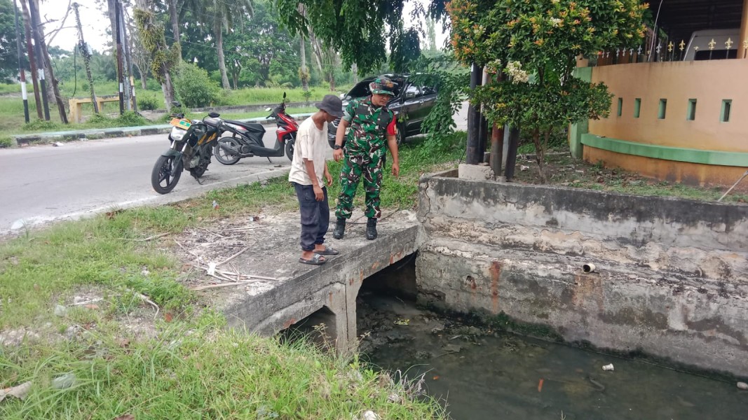 Cegah Karhutla dan Banjir, Babinsa Buluh Kasap Dampingi Warga Tanam Cabai Merah