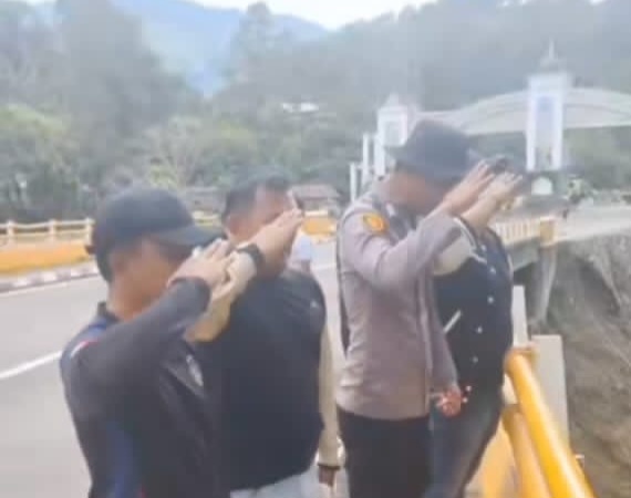 Penghormatan Terakhir' di Lokasi Bencana, Kapolsek Kampar 'Sampaikan' Pesan Menyentuh, 'Ipda Angga' Selalu di Hati!