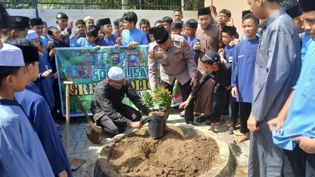 Sentuhan Hati Kapolsek Kampar di Pesantren Al Madania: 'Makna Sebuah Tunas', Green Policing, Inspirasi, Jaga Alam, Ciptakan Generasi Berakhlak!