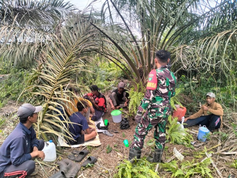 Babinsa Serda Holmes Pasaribu Ajak Warga Muara Bungkal Perangi Narkoba