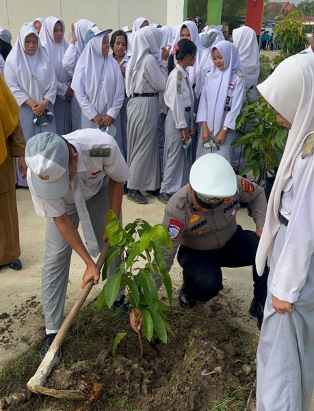 Melalui Police Go To School, Satlantas Polres Pelalawa Sosialisasikan Green Policing di SMAN Bernas