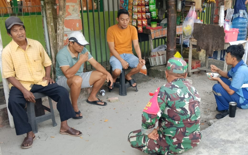 Komsos Babinsa Bukit Kapur Tingkatkan Kedekatan TNI dan Masyarakat