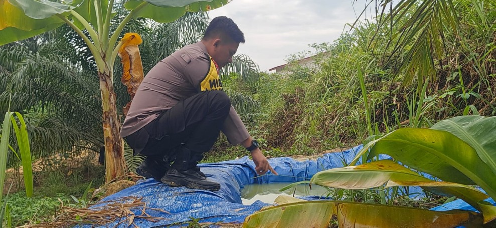 Bhabinkamtibmas Polsek Minas Cek Embung Air untuk Dukung Penyiraman Jagung Pipil di Minas Barat