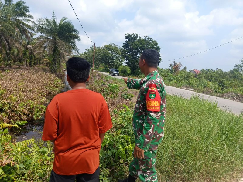 Antisipasi Karhutla, Babinsa Koramil 01/Dumai Ingatkan Warga Bahaya Membakar Lahan