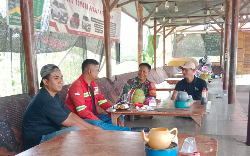 Bersama Tokoh Pemuda, Babinsa Komunikasi Sosial di Wilayah Sei Geniot