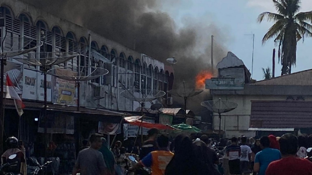 Api Tiba-tiba Membesar, Pasar Kuok Kampar Terbakar Hebat