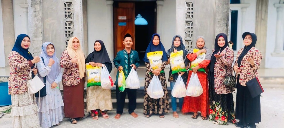 Putri Minang dari Sorek Satu, Hj. Neno Fitria, SKM Pimpin LPPMI Pelalawan Salurkan Bantuan Jumat Berkah