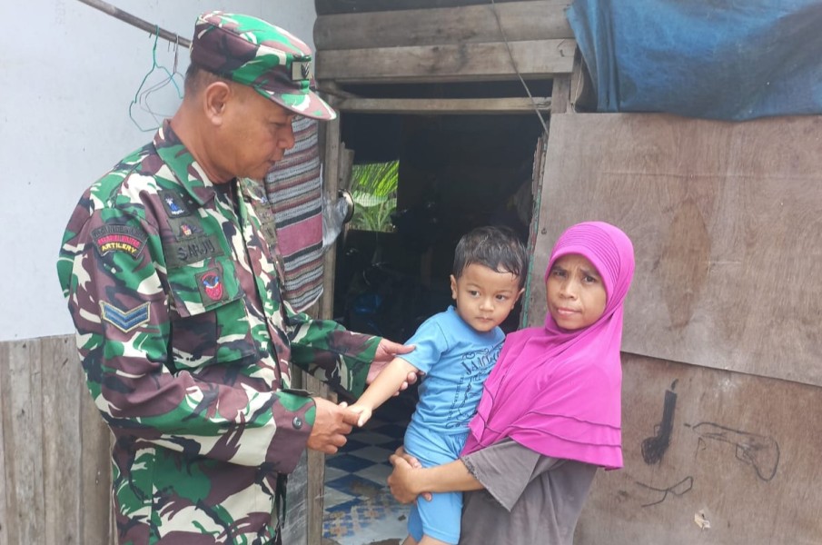 Babinsa Sertu Sarju Cek dan Data Anak Stunting di Kampung Tualang