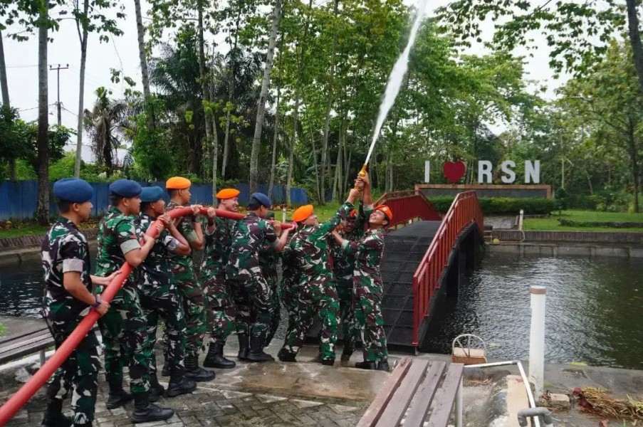 Personel Gabungan TNI Simulasi Pengoperasian Peralatan Pemadam Karhutla Riau