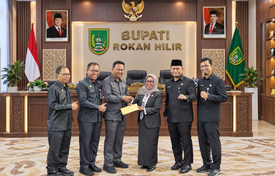 Kepala BKPSDM Rohil Yulisma Serahkan 3 SK Plt Kadis: Tekankan Peningkatan Kinerja Pelayanan Publik
