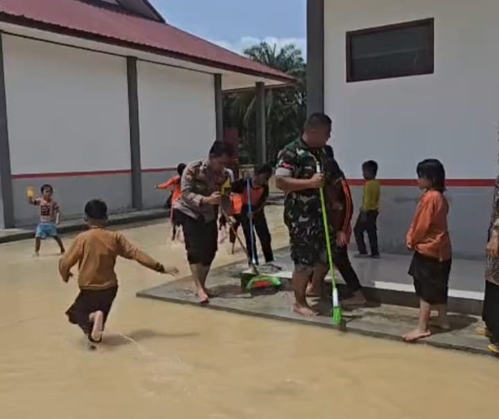 Banjir Rendam SD Negeri 13 Minas Barat, Babinsa Turun Langsung Lakukan Pengecekan