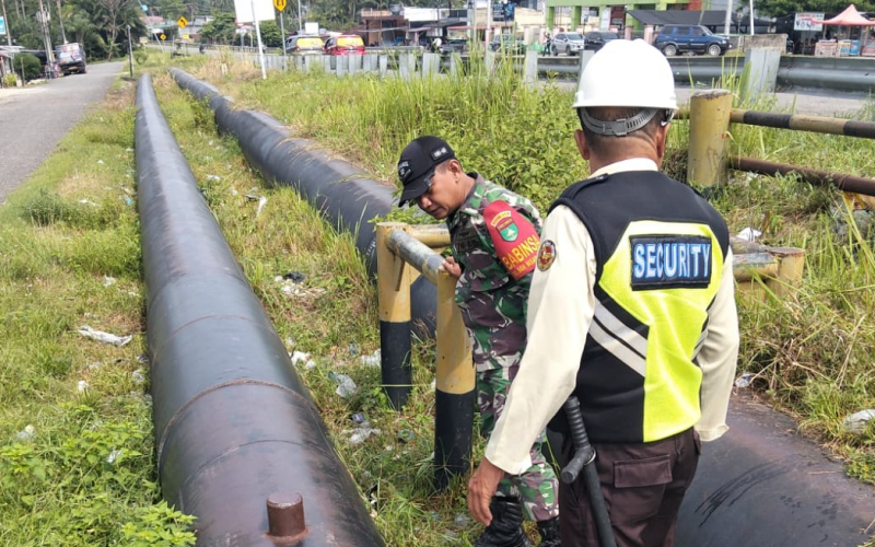 Babinsa Koramil 02 Bersama Pertamina Hulu Rokan Cek Keamanan Pipa Minyak