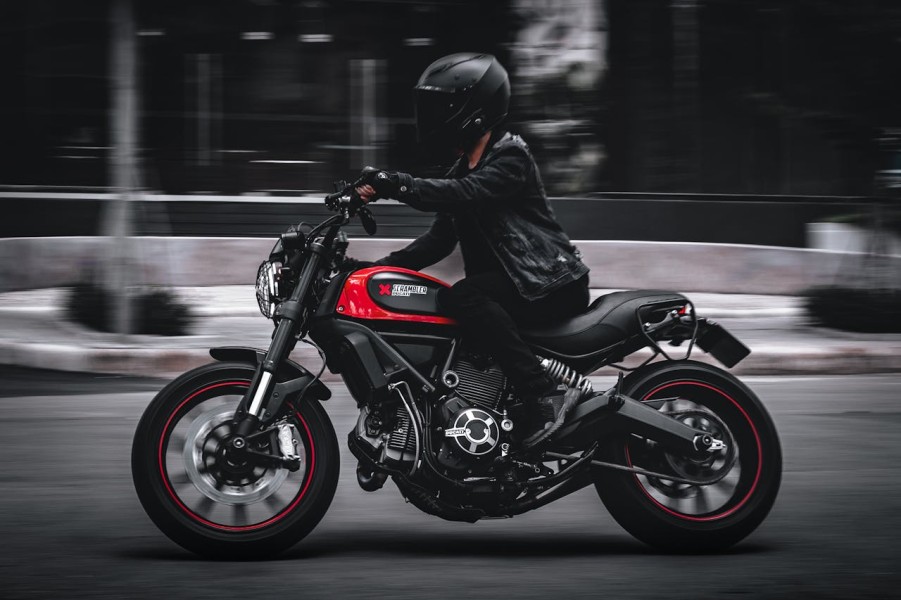 Wajib Tahu! 8 Tips Aman Berkendara Motor Saat Hujan Deras