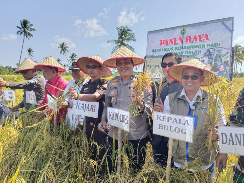Polres Meranti Dukung Panen Raya Oplah Bersama Bupati di Desa Mekar Baru Rangsang Barat