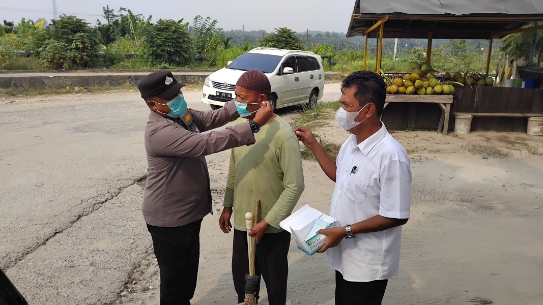 Udara Masih Terdampak Kabut Asap, Polsek Minas Turun Bagikan Ratusan Masker Kepada Warga