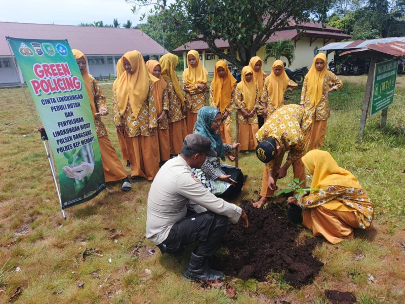 Polres Meranti Edukasi Anak PAUD dan Siswa MTs Tanam Pohon Lewat Program Green Policing