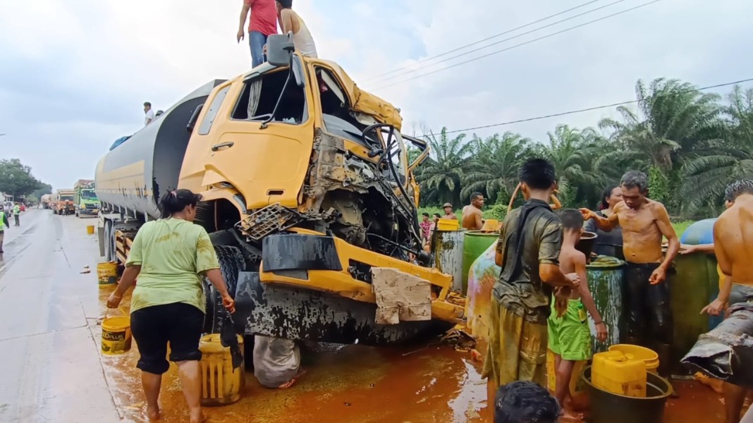 CPO Tumpah di Lokasi Kecelakaan, Warga Sebut Ada Pihak yang Diduga Menampung