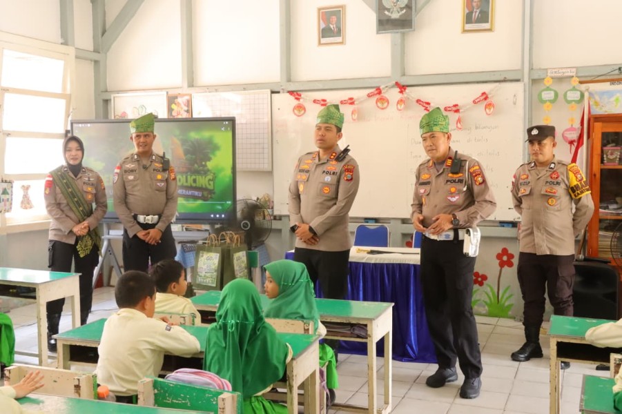 Kapolres Meranti Kenalkan Green Policing di SDN 02 Selatpanjang