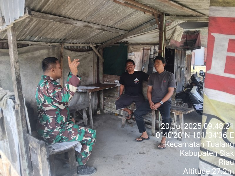 Babinsa Koramil 04/Perawang Ajak Warga Peduli Kesehatan dan Kebersihan Lingkungan di Kampung Perawang Barat