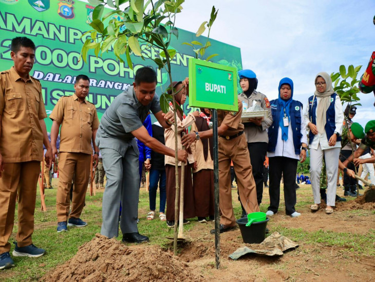 Peringati Hari Pohon Sedunia, Bupati Kampar Tanam 21 Ribu Pohon di Tepian Subayang
