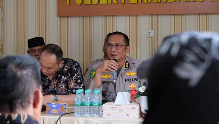 Polda Riau Dorong Warga Hidupkan Satkamling Lewat Program Jumat Curhat