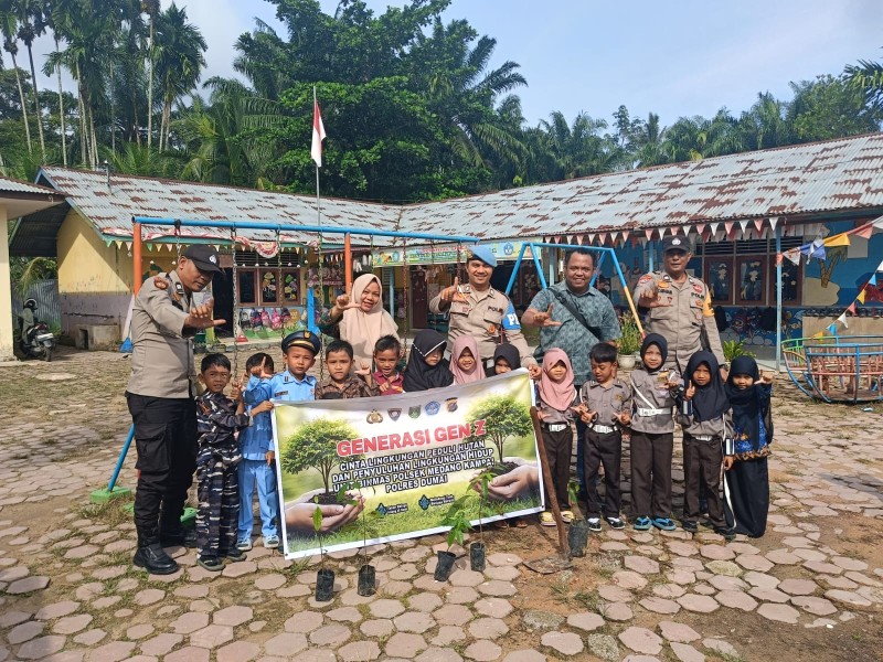 Polsek Medang Kampai Tanam 22 Pohon di PAUD Baitul Ummi Pelintung Peringati Hari Pohon Nasional 2025