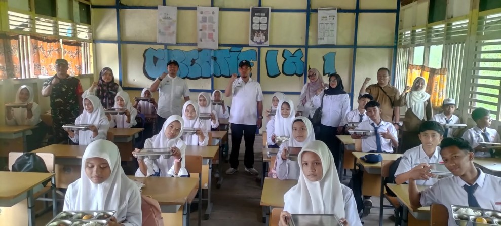 Babinsa Koramil 06/Kateman Kembali Dampingi Kegiatan MBG di Sekolah Sekolah