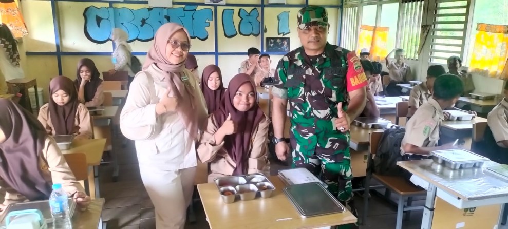 Dukung Peningkatan Gizi Anak, Babinsa Koramil 06/Kateman Kembali Dampingi Kegiatan Makan Sehat Bergizi di Sekolah Sekolah