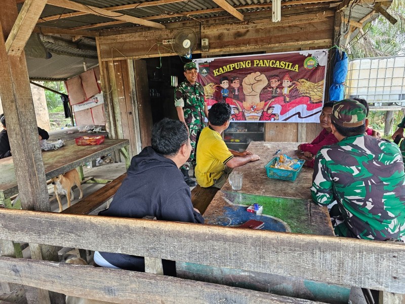 Babinsa Sertu Sugiarto Sosialisasikan Nilai-Nilai Pancasila di Kampung Pancasila Minas Jaya, Disambut Baik Warga