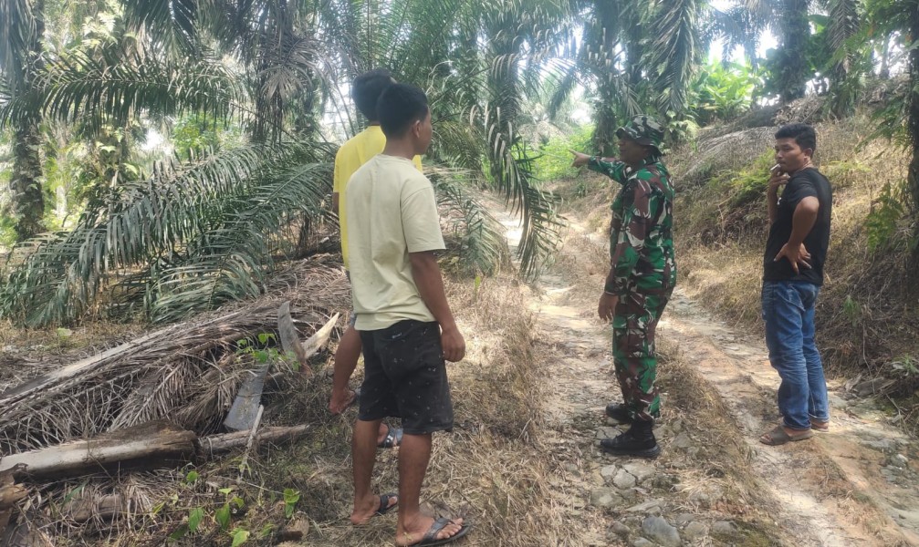 Patroli Karhutla, Babinsa Serda Heppy Setyawan Pastikan Wilayah Tasik Betung Bebas Titik Api