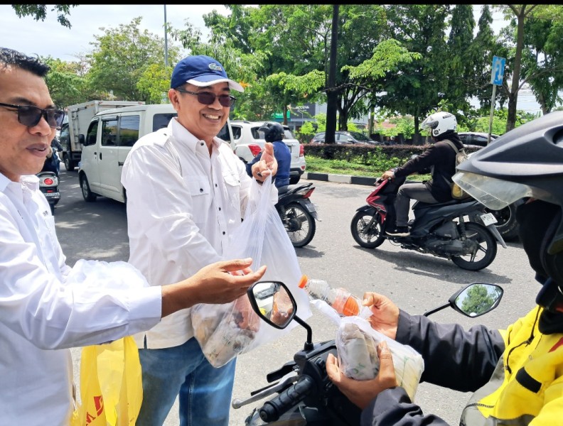 PWI Riau Bagikan 600 Nasi Bungkus Untuk Warga