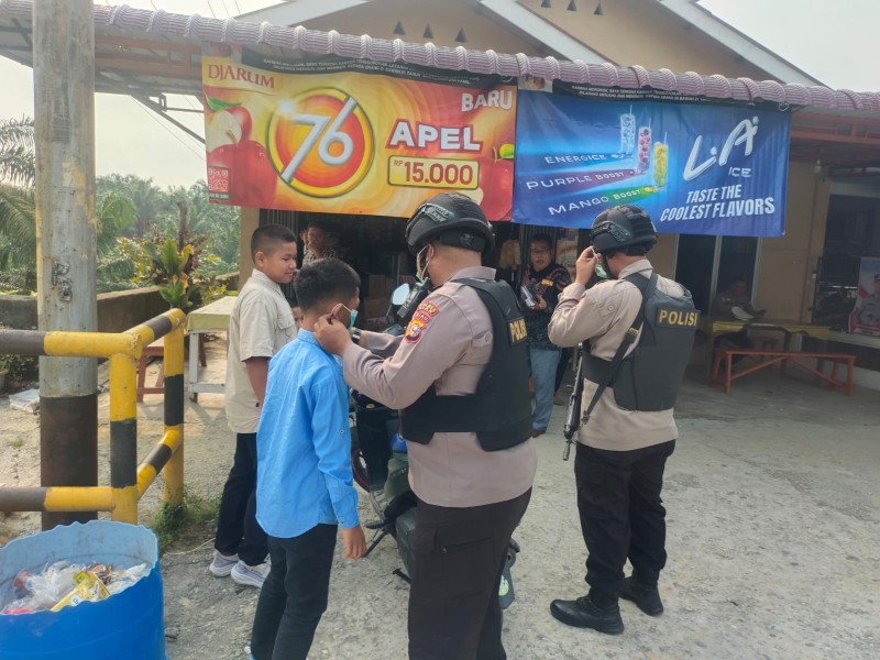 Antisipasi Dampak Kabut Asap, Polsek Minas Secara Rutin Sambangi Warga Dan Bagikan Ratusan Masker