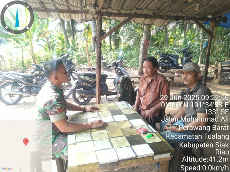 Babinsa Koramil 04/Perawang Giat Komsos, Ajak Warga Kampung Tualang Peduli Kesehatan dan Kebersihan Lingkungan