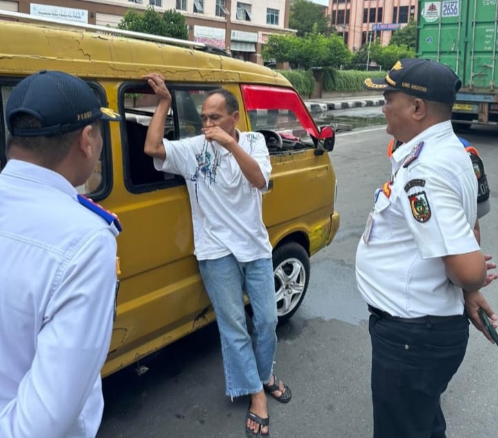 Tidak Layak Operasi, Dishub Pekanbaru Kandangkan 7 Angkot dan Bus Kota