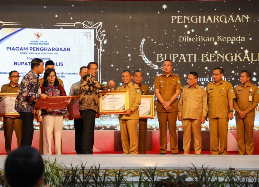 Dukung Akses Keadilan Hingga ke Desa, Bupati Bengkalis Terima Penghargaan dari Menteri Hukum RI