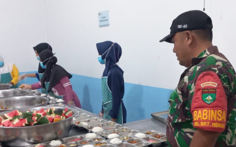 2.162 Siswa di Bukit Kapur Dapat Dukungan Makanan Bergizi, Babinsa Lakukan Pendampingan