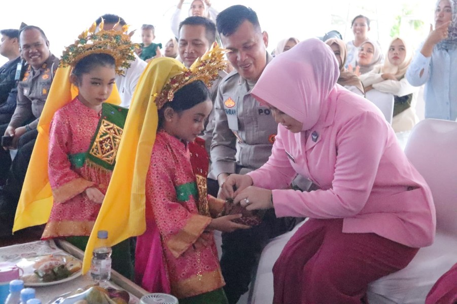 Penuh Haru, Kapolres dan Istri Lepas Peserta Didik TK Kemala Bhayangkari 04 Rengat T.A 2024/2025