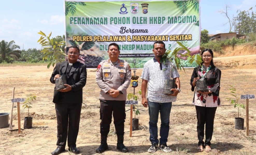Green Policing di HKBP Maduma, Kapolres Pelalawan Tanam Pohon Bersama Jemaat