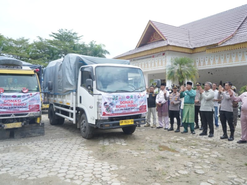 Bupati Rohul Lepas Tim Relawan Peduli Bencana Sumatera dari Taman Kota Pasir Pengaraian
