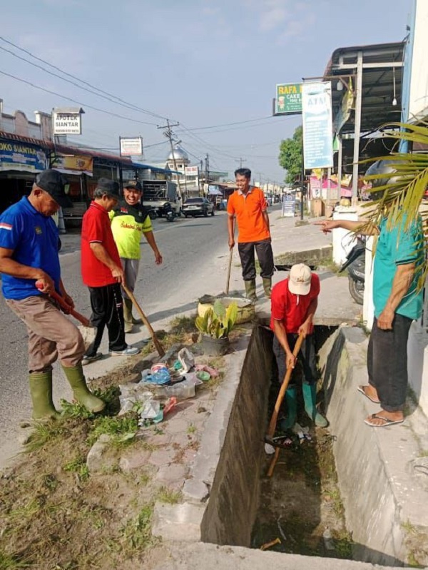 Camat Kota Kisaran Timur Pimpin Kegiatan Bersih Lingkungan (Mas Berlian)