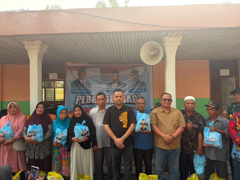 Direktur Utama PT Green Palma Riau Jaya Pebriyan Winaldi, Bagikan 100 Paket Sembako dan 100 Karung Beras Bentuk Peduli Masyarakat Kampar