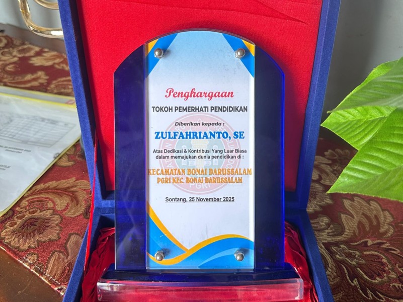 Zulfahrianto Raih Penghargaan Tokoh Pemerhati Pendidikan di Bonai Darussalam