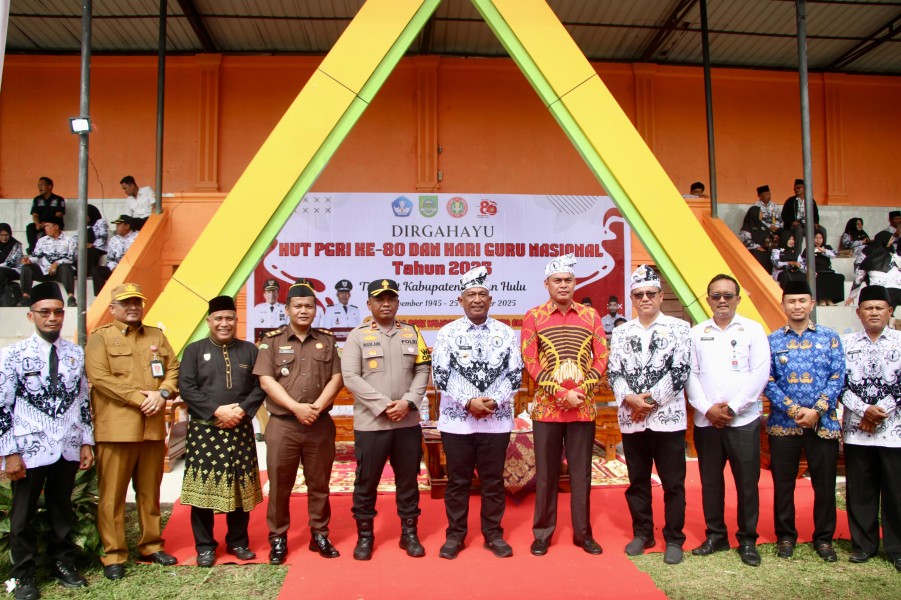 Upacara HGN 2025 di Bonai Darussam, Bupati Anton: Guru adalah Pelita Masa Depan Bangsa