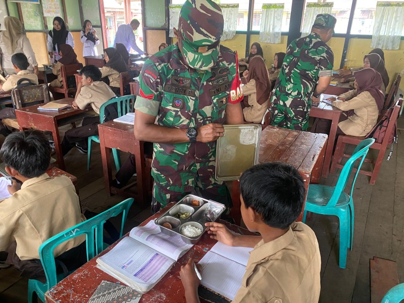 Dukung Peningkatan Gizi Anak, Babinsa Dampingi Program Makan Sehat Bergizi