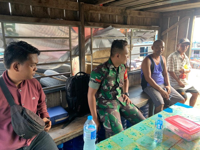 Melalui Komsos, Babinsa Koramil 06/Kateman Jalin Kedekatan dengan Warga
