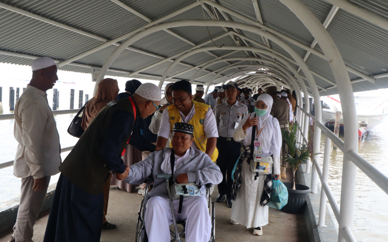 Jonatan Ginting Sambut Kedatangan Jemaah Haji Dumai, Pelindo Pastikan Layanan Prima