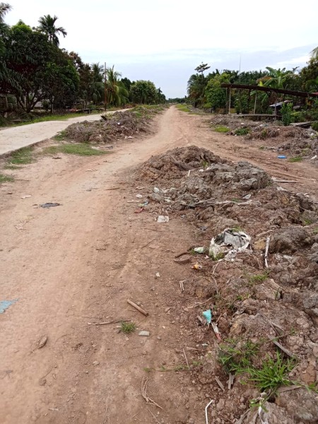 Warga Batu Teritip Keluhkan Jalan Rusak, Harap Pemerintah Segera Lakukan Semenisasi
