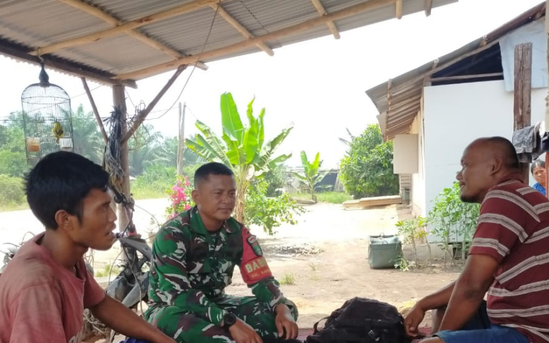 Jalin Kedekatan dengan Warga, Babinsa Bangsal Aceh Gelar Komsos