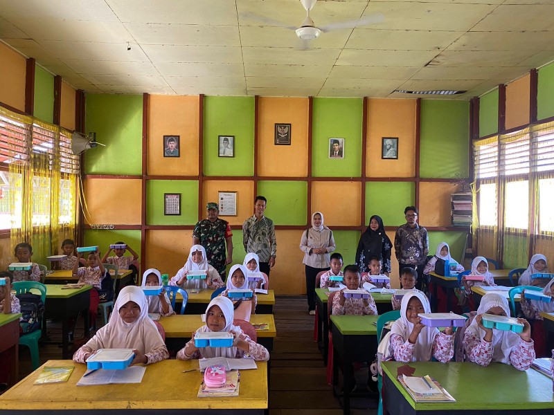 Dukung Pertumbuhan Gizi Anak, Babinsa Koramil 06/Kateman Dampingi Kegiatan Program Makan Bergizi Gratis di Sekolah